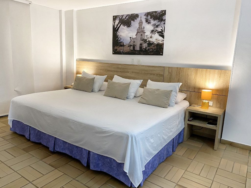 Habitacion-de-hotel-con-cama-doble-lamparas