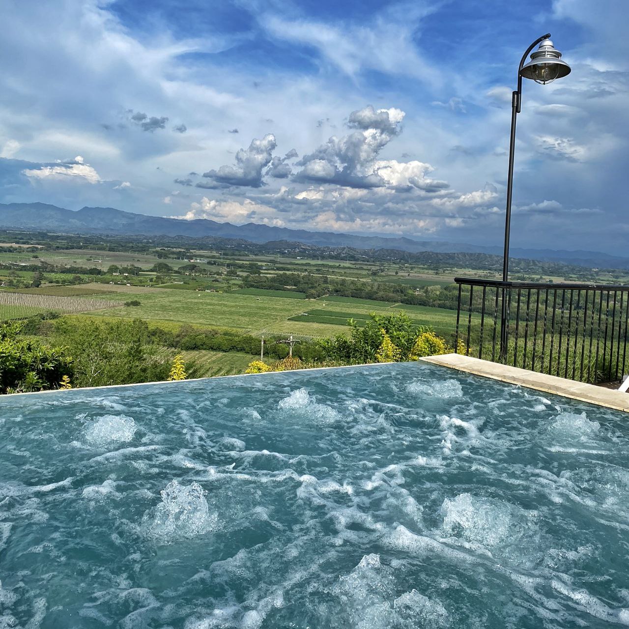 Jacuzzi-al-aire-libre-con-vista-al-valle